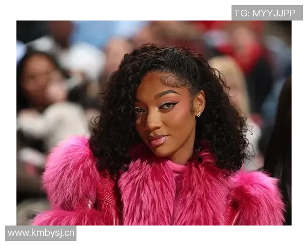 WNBA球星里斯携维密内衣展现完美身材引发时尚热潮