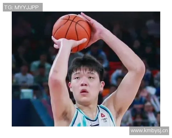 杨瀚森拼抢地板球被亚当斯压住展现强硬风格值得称赞