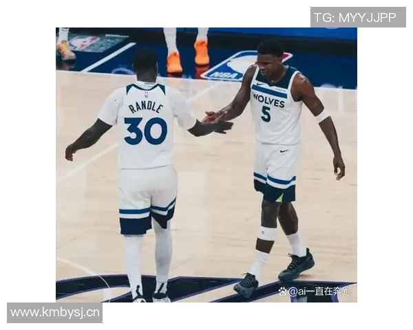 爱德华兹谈与兰德尔的默契配合新赛季展现更多精彩瞬间