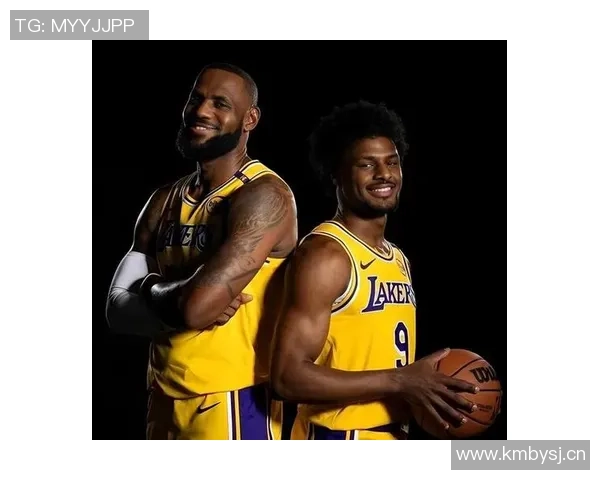 范德比尔特回忆2016年与詹姆斯合影并称其为历史最佳球员
